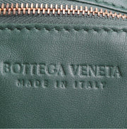 Borsa a tracolla Bottega Veneta Cassette in pelle intrecciata verde-pino