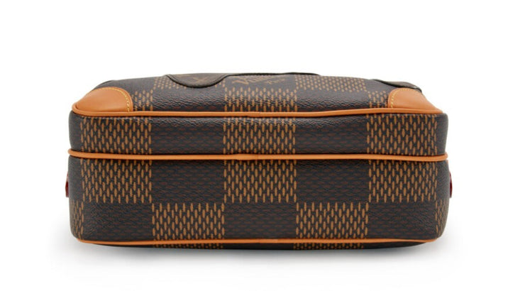 Louis Vuitton
Virgil Abloh NIGO Brown Giant Damier Ebene & Drip Monogram Coated Canvas Nil Messenger Gold Hardware, 2021