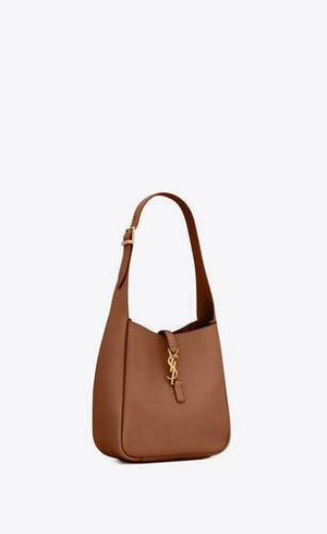 LE 5 À 7 PICCOLA E MORBIDA IN PELLE MARTELLATA