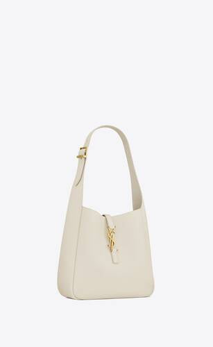 LE 5 À 7 PICCOLA E MORBIDA IN PELLE MARTELLATA